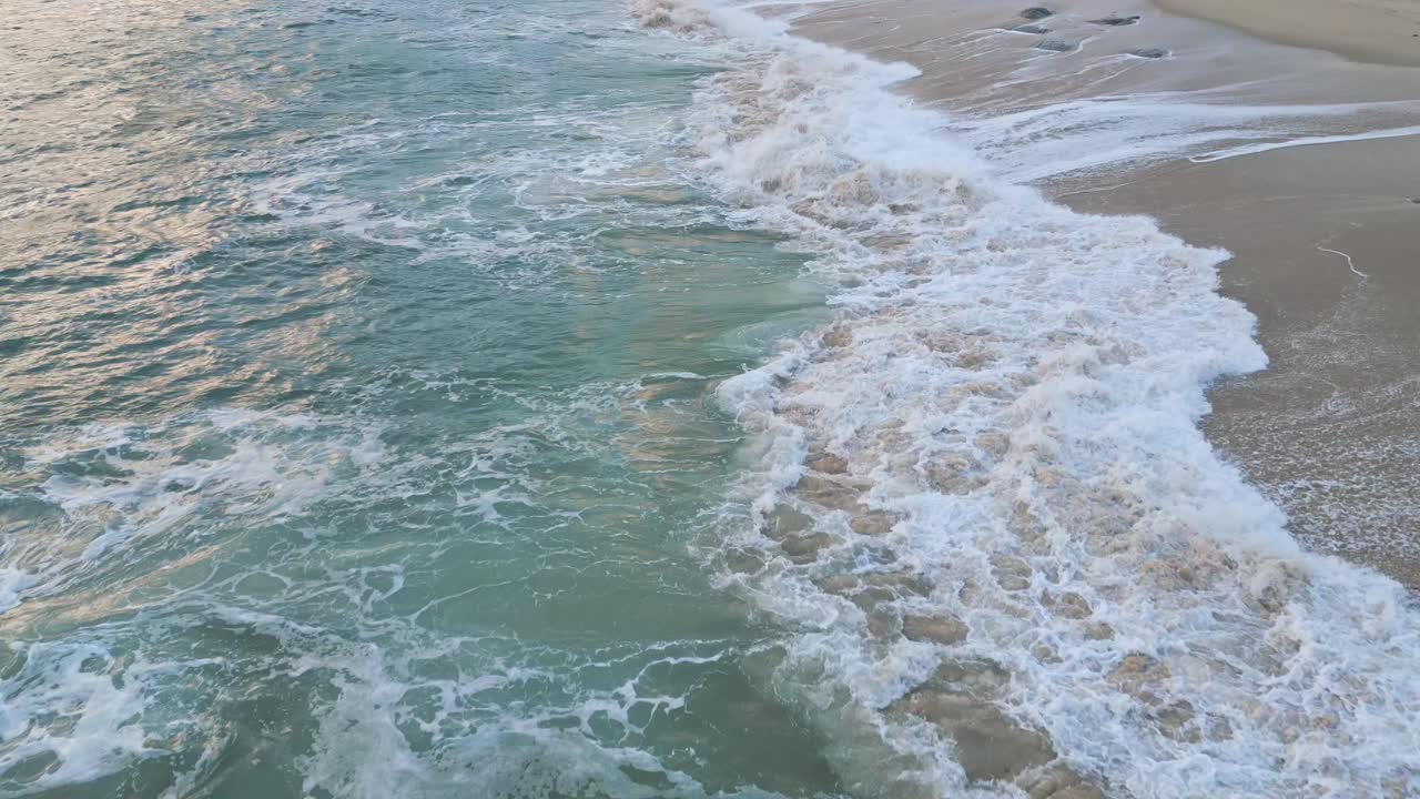 playa de arena blanca con agua turquesa al atardecer