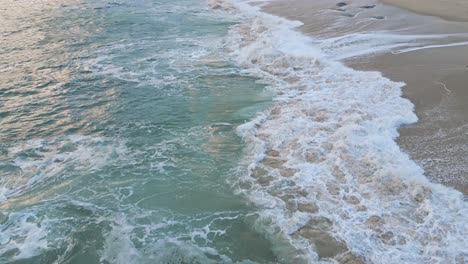 Weißer-Sandstrand-Mit-Türkisfarbenem-Wasser-Bei-Sonnenuntergang