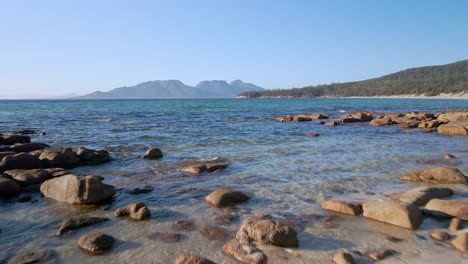 Rocky-Beach-In-Freycinet-National-Park-On-A-Sunny-Day-In-Tasmania,-Australia