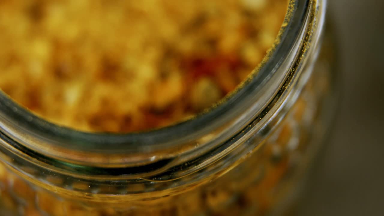 Crushed red pepper in bottle 4k