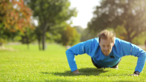 hombre sano que se excede al aire libre