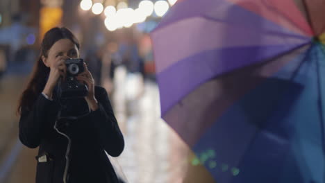 la mujer está tomando fotos con una cámara vintage.