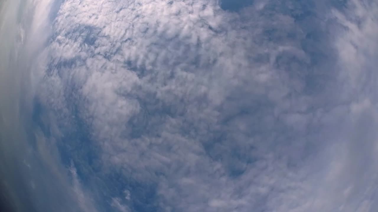 cielo azul y capa de nubes moviéndose en una hermosa tarde soleada