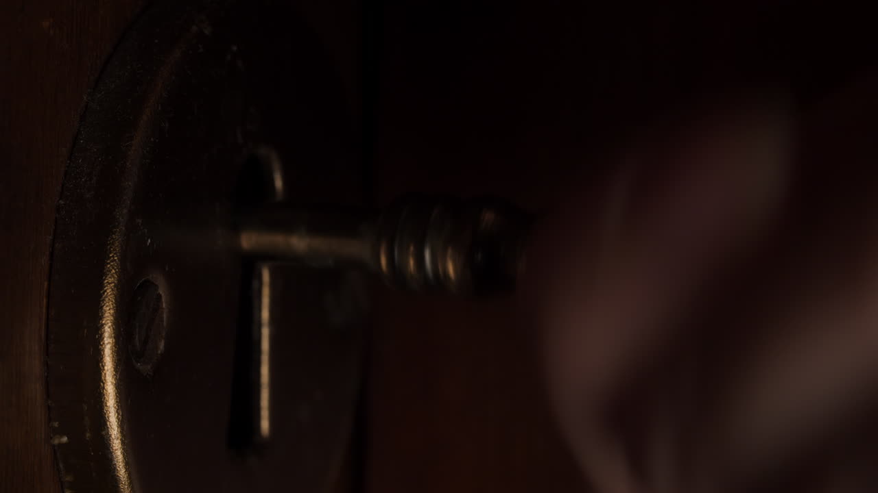 primer plano de una llave antigua en una cerradura de madera