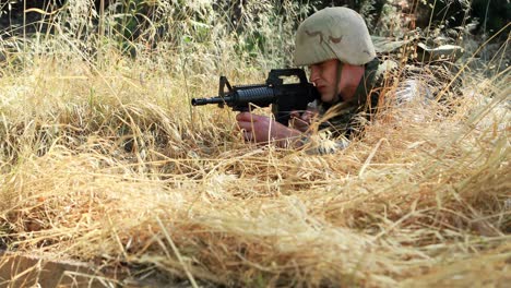 Soldado-Militar-Durante-El-Ejercicio-De-Entrenamiento-Con-Arma