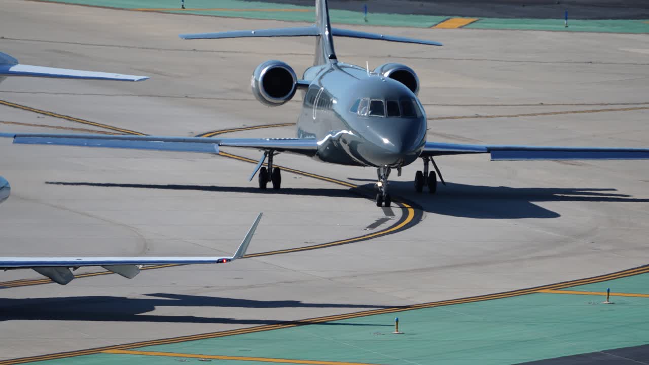 プライベートジェットが空港からの出発準備を進めている。