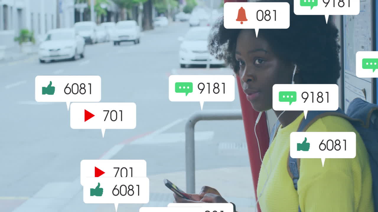 animación de iconos y procesamiento de datos sobre mujer afroamericana usando teléfono inteligente