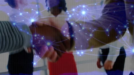 animación de red de conexión a través de personas que se dan la mano