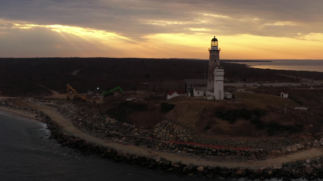 una vista aérea del faro de montauk durante una puesta de sol dorada