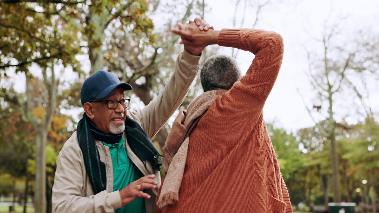 Personas mayores bailando en el parque, felicidad.