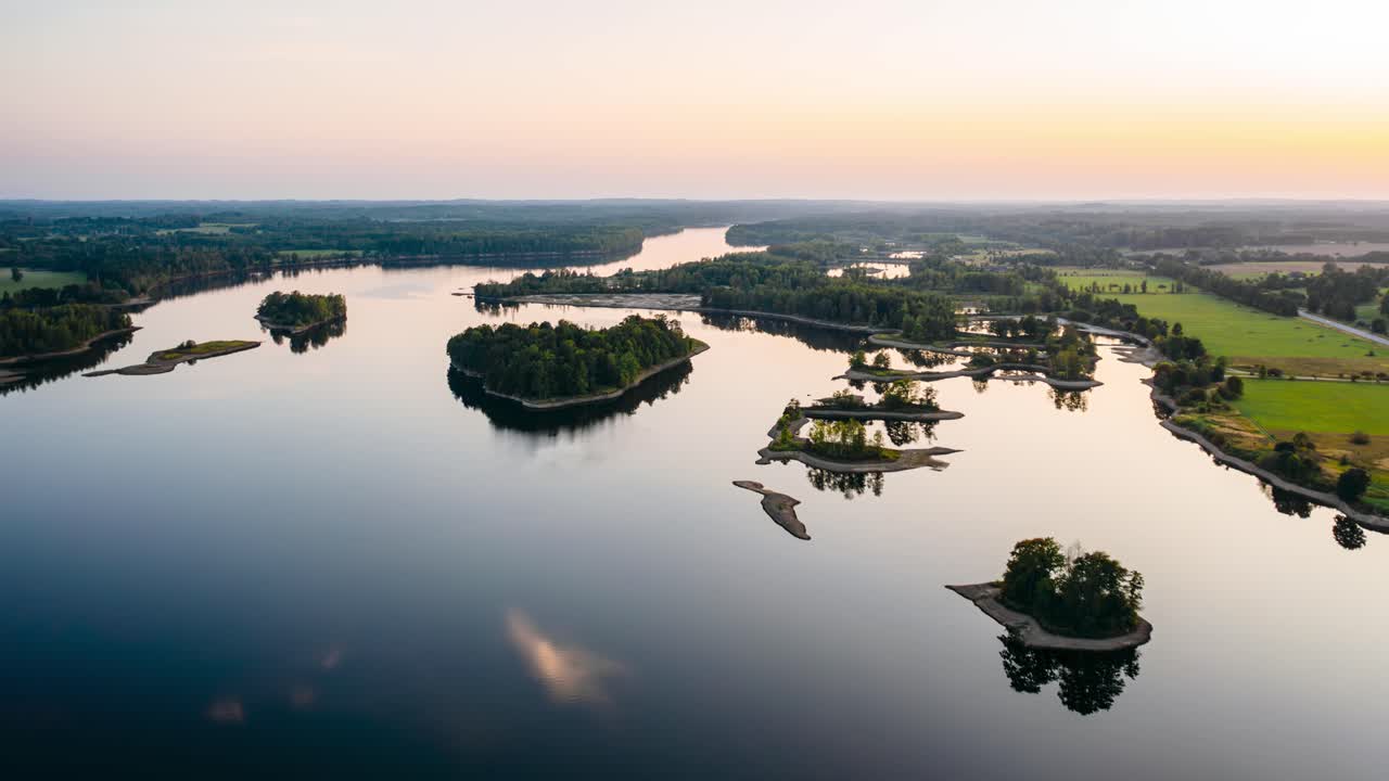 Hyperlapse aereo sul fiume al crepuscolo. Fiume con isole dall'alto la sera.