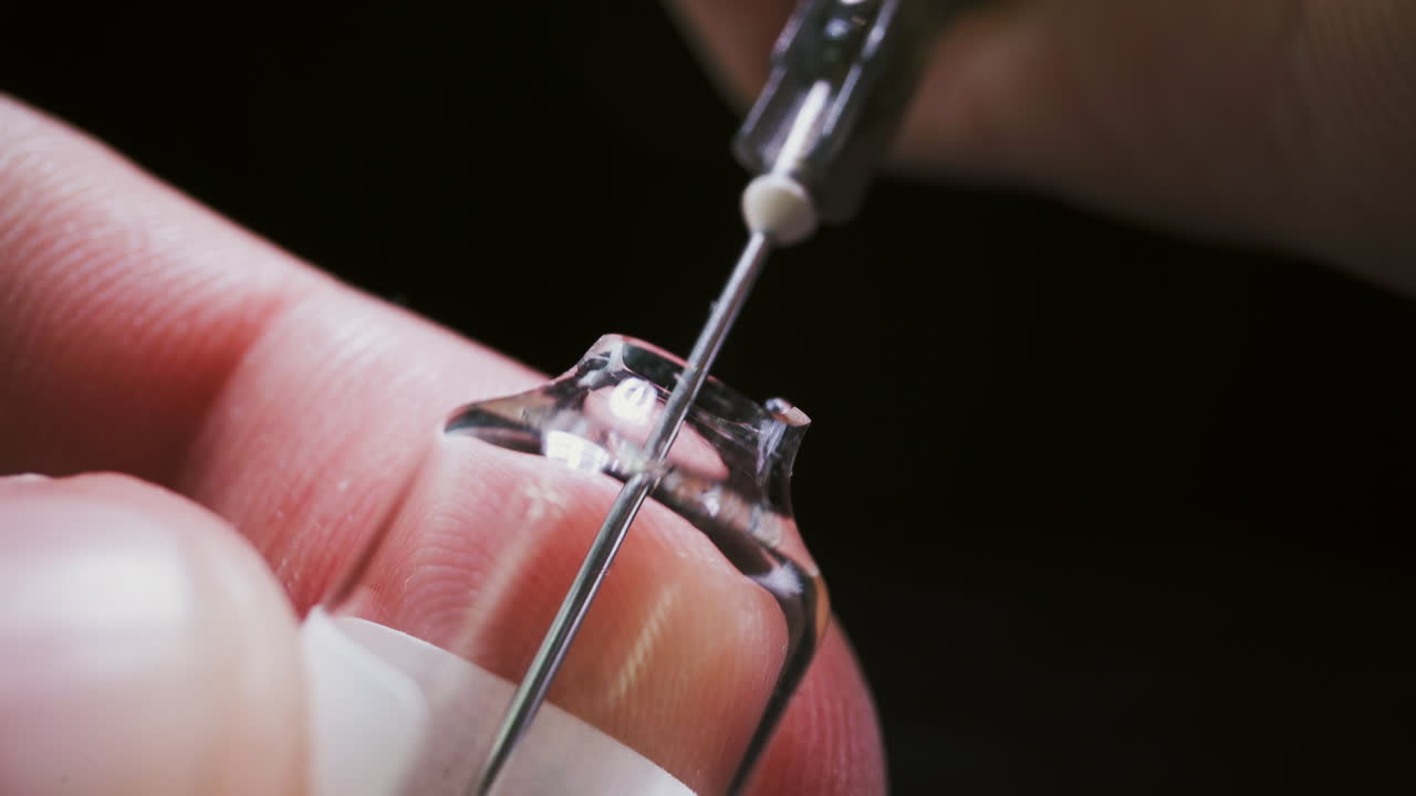 il ricercatore riempie la siringa con il vaccino da testare dall'ampolla