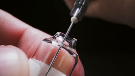 Forscher-Füllt-Spritze-Mit-Testimpfstoff-Aus-Ampulle