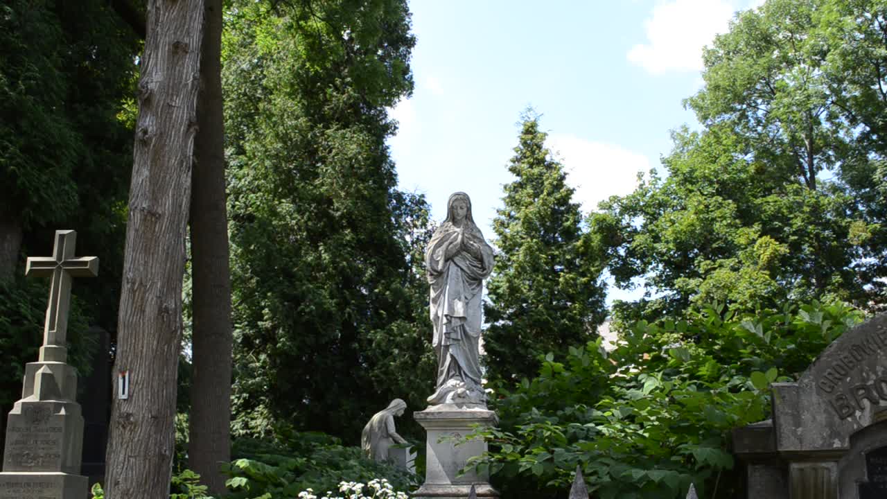 Monumenti e vento. Leopoli, Ucraina. Cimitero di Lychakiv, il complesso storico e commemorativo (dal 1991) a Leopoli nel quartiere storico di Lychakiv, uno dei cimiteri più antichi dell'Ucraina