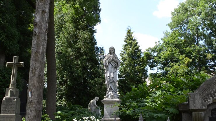 Monumenti e vento. Leopoli, Ucraina. Cimitero di Lychakiv, il complesso storico e commemorativo (dal 1991) a Leopoli nel quartiere storico di Lychakiv, uno dei cimiteri più antichi dell'Ucraina