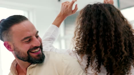 una pareja feliz.