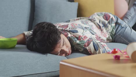 hombre durmiendo en un sofá después de una fiesta