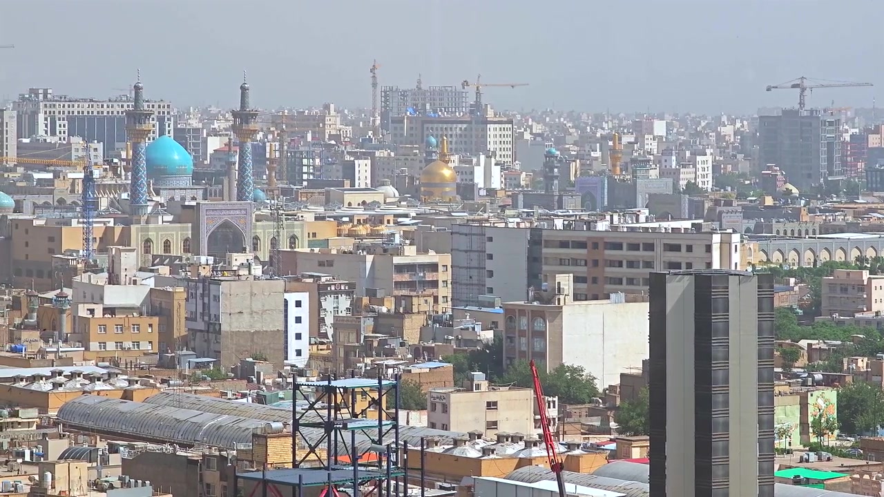 Camiler ve İnşaat Vinçleriyle Tahran Şehir Manzarası Panoramik Görünümü