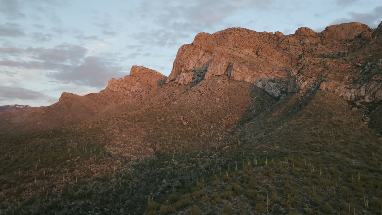 este impresionante video de 4k captura la belleza de las montañas del valle de oro desde una perspectiva aérea