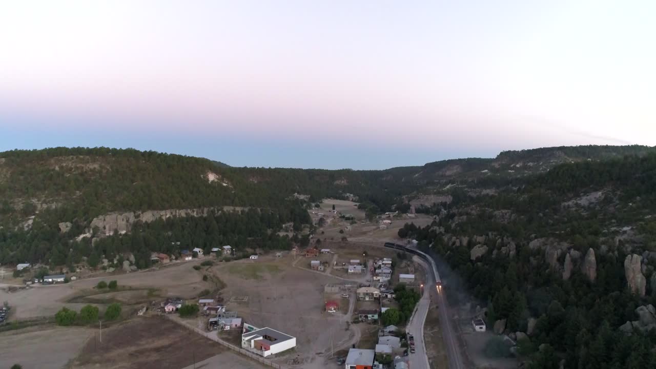 Ampia ripresa aerea del treno passeggeri El Chepe a Creel, Chihuahua, Messico