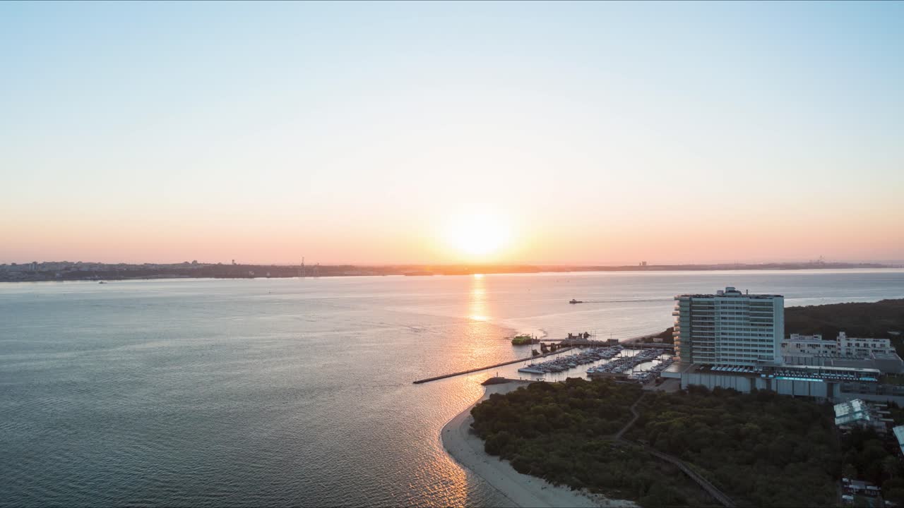 barco de pesca navegando temprano en la mañana al amanecer para pescar