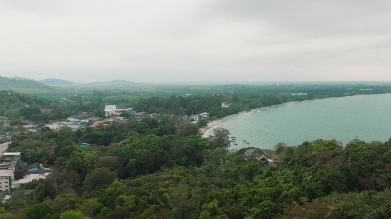 Phuket'te köy ve denizle birlikte tepenin üzerinden kıyı şeridini ortaya çıkaran drone