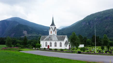 Schmale-Straße,-Die-Zur-Eikesdal-pfarrkirche-In-Der-Nähe-Des-Berges-Katthammeran-Führt-Norwegen---Breiter-Schuss