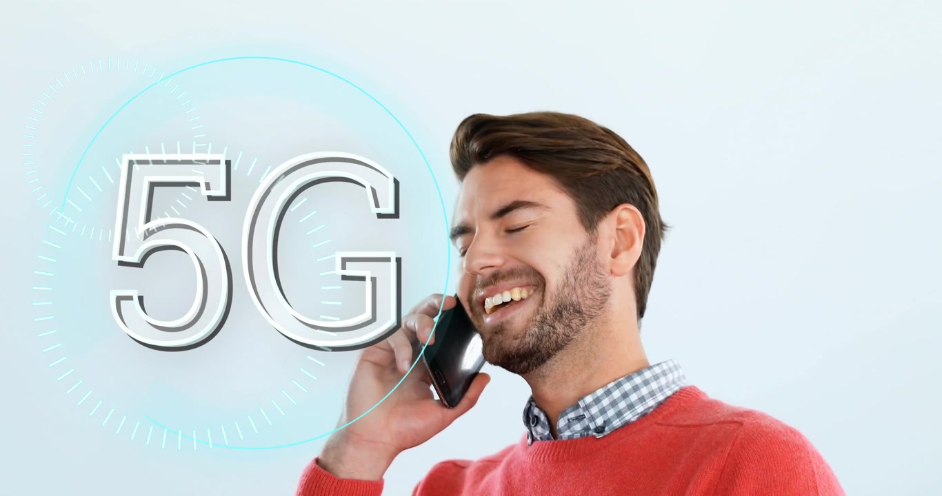 Animazione del testo 5G su uno scanner rotondo, con un uomo caucasico che parla al telefono sullo sfondo.