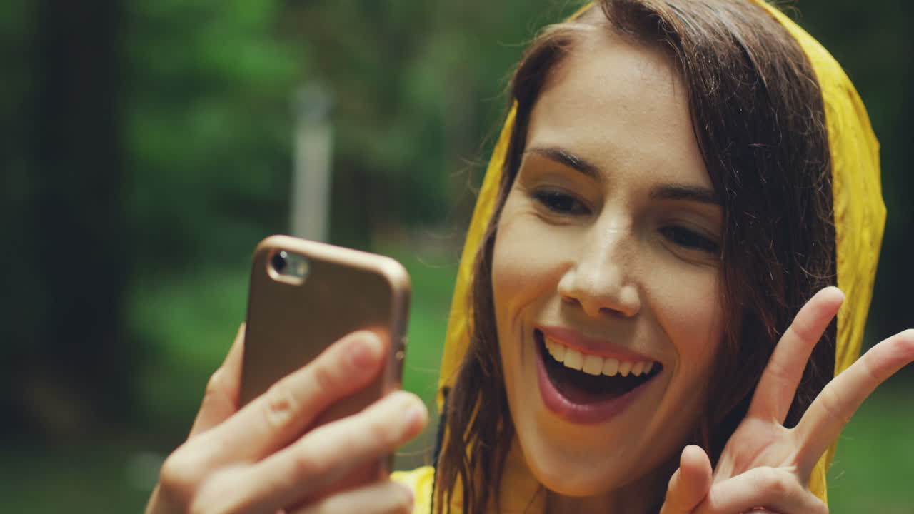 cerca de una joven atractiva con un impermeable amarillo