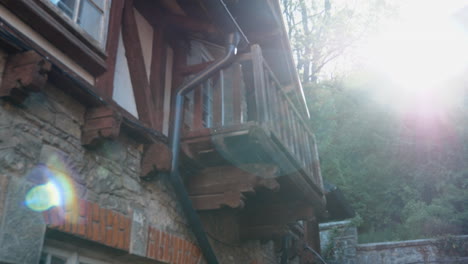 una casa de montaña en un día soleado