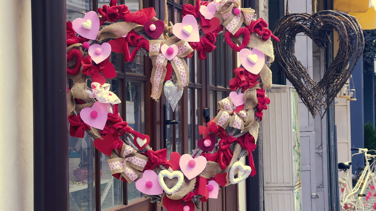 한 개는 심장 모양의 천의 꽃봉오리이고 다른 하나는 말린 가지로 만든 꽃봉오리입니다.