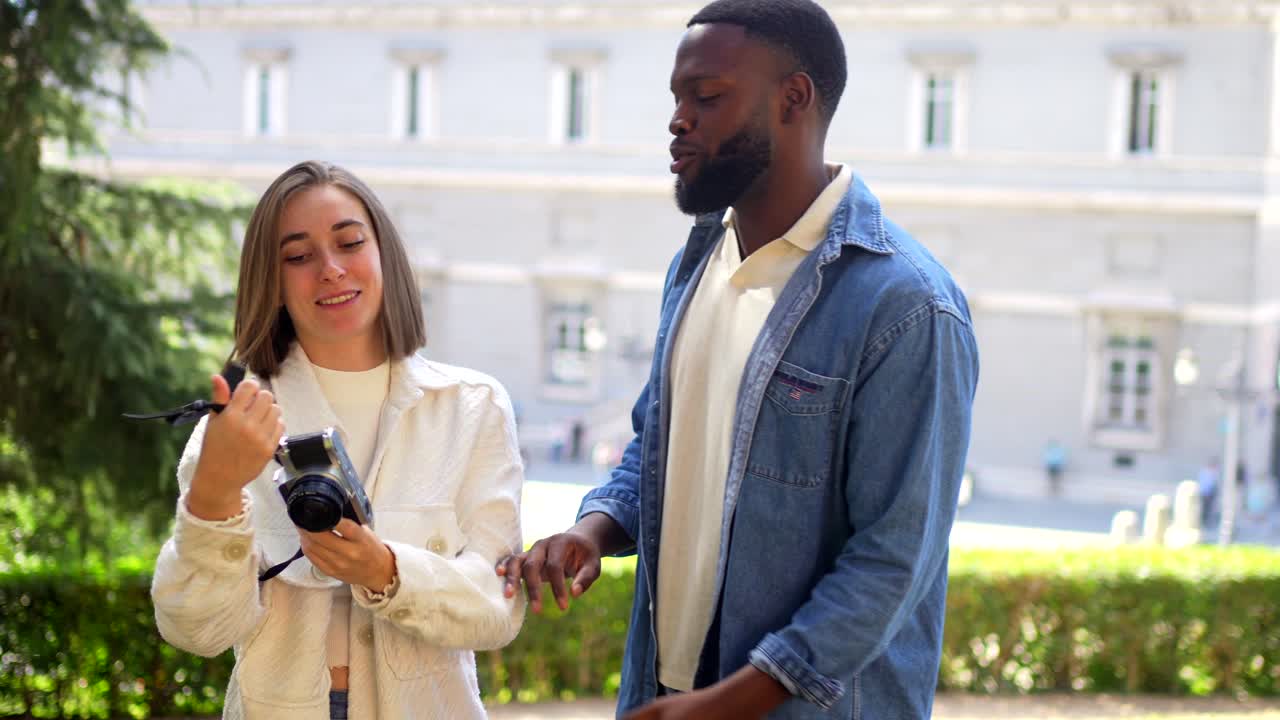 Couple prenant un selfie devant un bâtiment