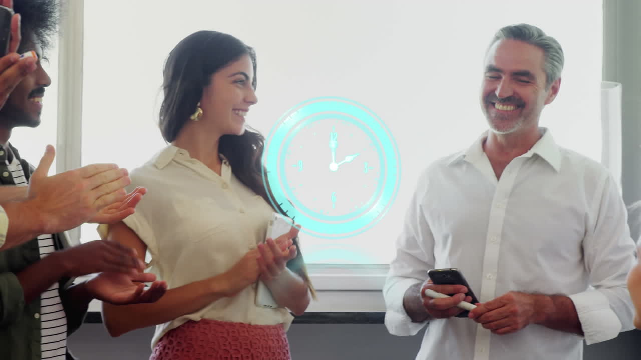 animación de reloj moviéndose sobre felices diversos colegas de negocios masculinos y femeninos en la oficina