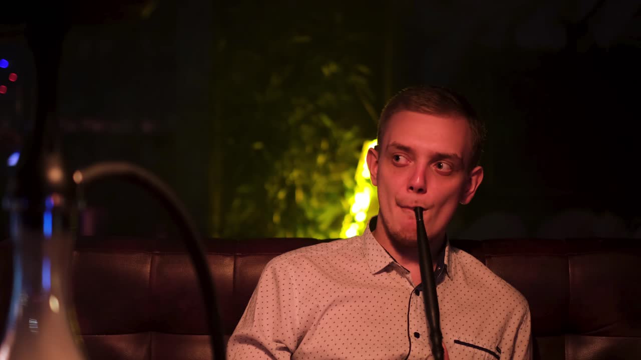 라운지 에서 호카 를 피우는 남자