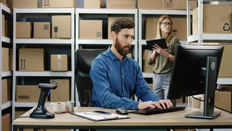 Cartero-Trabajando-En-La-Computadora-En-La-Oficina-De-Correos-Y-Escribiendo-En-El-Teclado