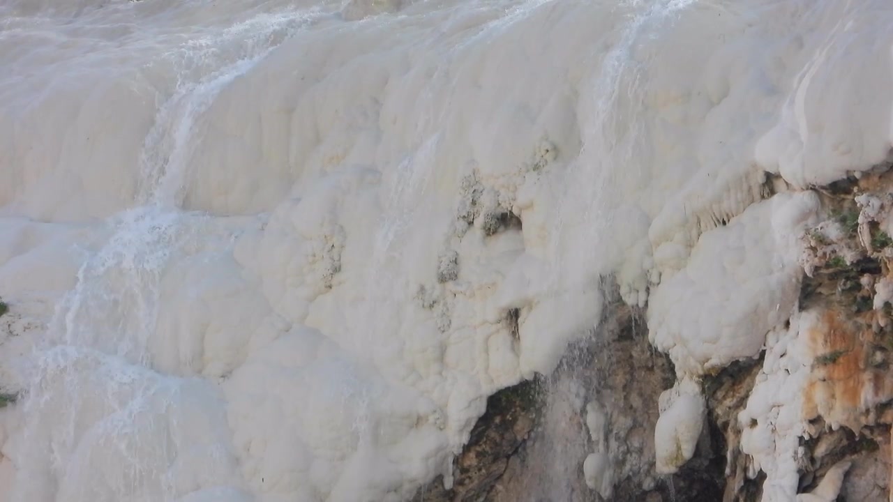Air Mengalir di Atas Teras Travertin Putih di Pamukkale