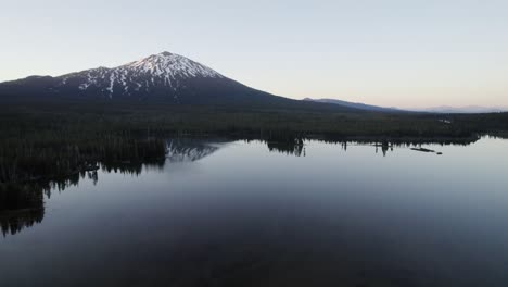 drone disparado moviéndose hacia una montaña que se refleja en un lago