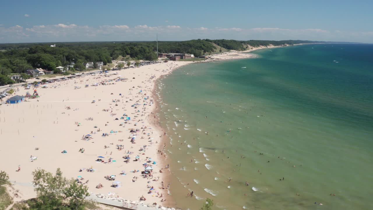 playa del lago michigan en muskegon, michigan con video de drones moviéndose hacia los lados