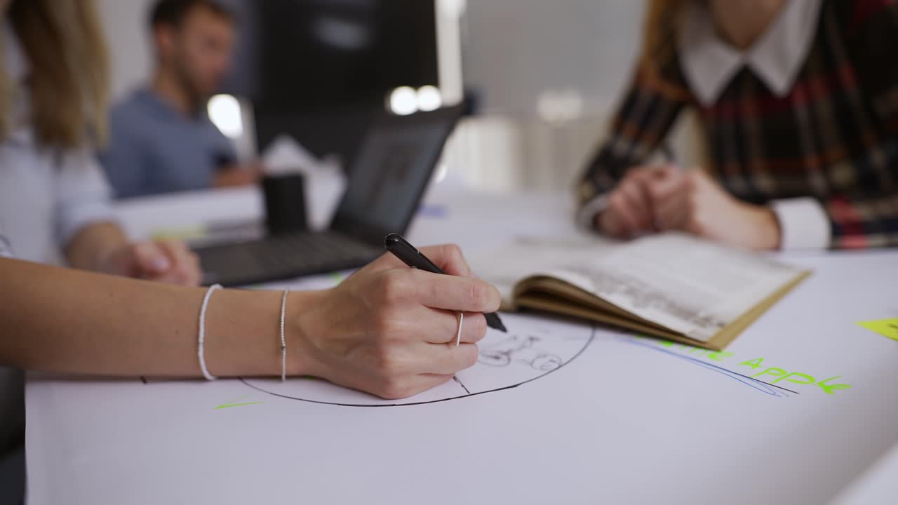 joven equipo de inicio corporativo irreconocible teniendo una reunión de progreso