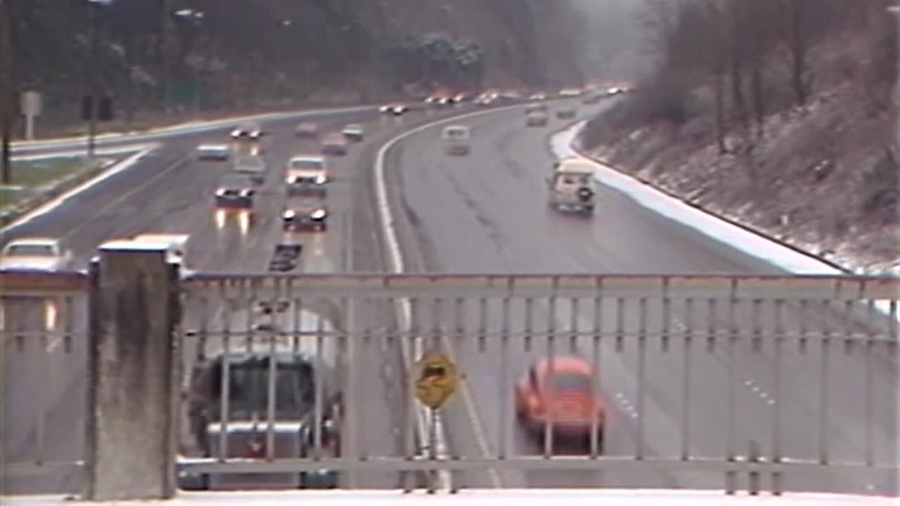 1984년 젖은 고속도로의 차량 통행