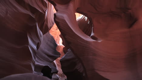 paredes de roca roja de una formación geológica cerrada