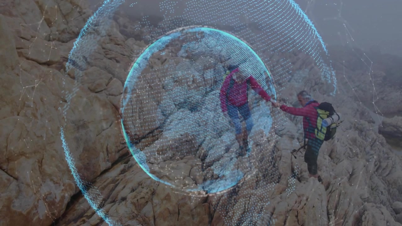 Donna che afferra una sporgenza e tira su il compagno di escursione su una cresta rocciosa, con un globo tecnologico che guida l'ascesa.