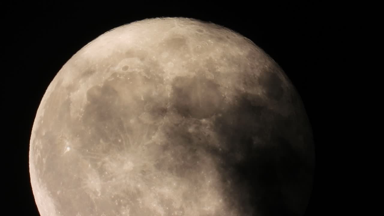 Nuvens escuras encobrem a lua cheia, criando uma cena preta, sinistra e assustadora.