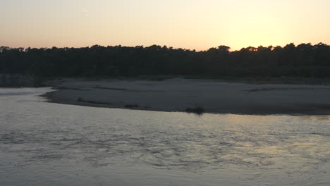 Eine-Schwenkansicht-Des-Rapti-Flusses-Im-Chitwan-Nationalpark-Im-Süden-Nepals