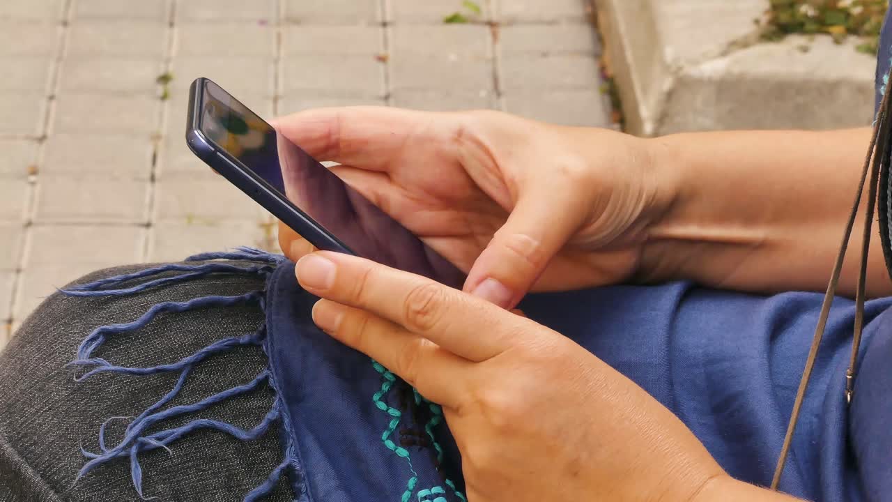 mujer caucásica está trabajando en el teléfono móvil, cerrar