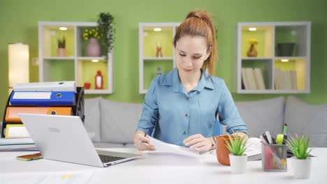 una joven mujer de negocios feliz firmando documentos.