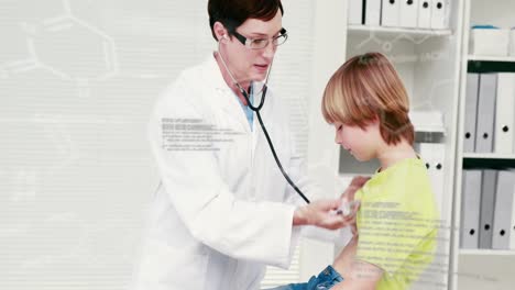 animación de datos científicos sobre una doctora caucásica examinando a un niño