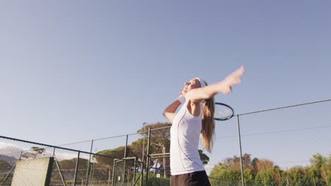 video de una feliz tenista caucásica sosteniendo una raqueta y golpeando la pelota