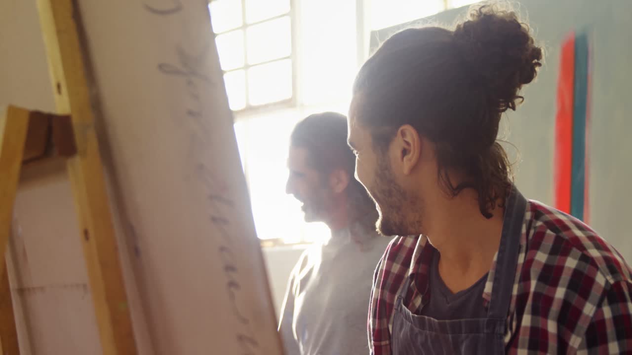 hombre pintando en lienzo 4k