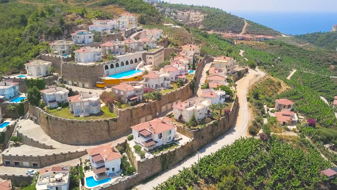 роскошные виллы на склоне горы, вид с воздуха